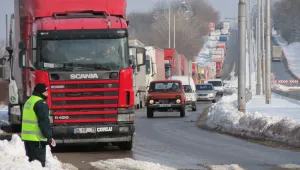 Опашка от камиони пред 
