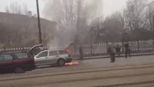 Кола горя пред училище в София