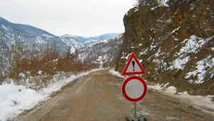 Сапьори разчистват пътя край Елисейна под риск от срутване на скален къс