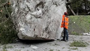 Две скали от по 20 тона паднаха на път в Сараево