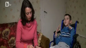 21-годишно момиче само се грижи за по-малките си братя и сестра