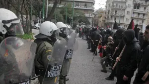 Гръцки полицаи щурмуваха атинското метро заради протест