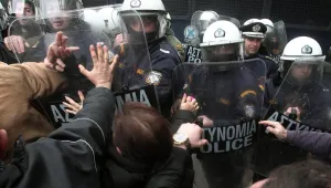 Синдикати и полиция се сблъскаха при протести в Атина