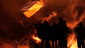 Изстрели и експлозии през барикадите в Киев