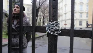 СУ отново окупиран с искания за оставки