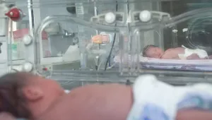 Новородени обречени на глухота заради дългове към доставчици 