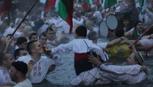 Петгодишният Валентин изнесе кръста от ледените води на Тунджа в Калофер