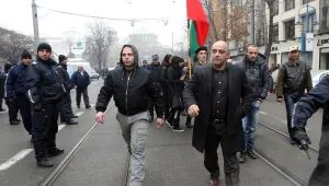 Сидеров имал наказателни отряди, които палят и чупят коли на неудобните