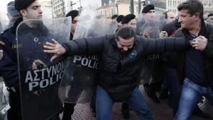 Леви демонстранти на протест срещу политиката на кабинета в Гърция