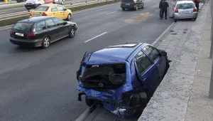 Шофьор причини верижна катастрофа, блъсна пешеходец и избяга