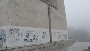 Вандали изрисуваха фасадата на Пантеона в Русе
