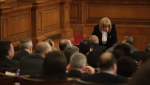 Нинова не мисли за предсрочни избори, Цачева пита кой управлява