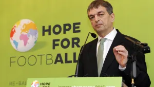 Бивш съветник на Блатер се готви да го смени като президент на ФИФА