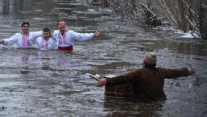На живо от Калофер: Хорото на Йордановден в ледените води на Тунджа