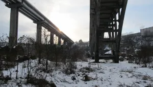 Жена оцеля по чудо след падане от мост