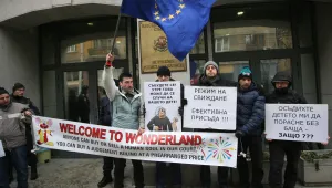 Чалга, елха и гнили ябълки на протест пред ВСС