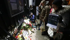 Българи изразиха мълчалива солидарност с Франция пред посолството