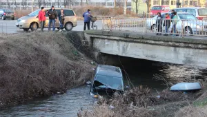 Мъж открадна колата на приятел и я потопи в река