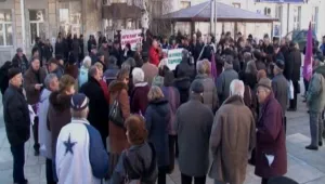 Мездра излезе на протест срещу спирането на влаковете