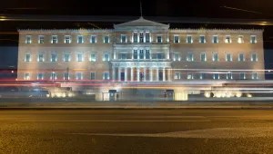 Гръцкото правителство ще връща на работа хиляди уволнени служители