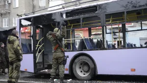 Поне трима цивилни загинаха в Украйна, след като автобус попадна на мина