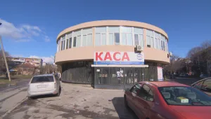Столичанин си плати сметката... и му скочиха на бой в касата