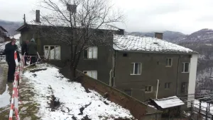 Четирима не искат да излязат от срутваща се къща в с. Орлица