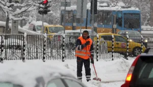 Продължават да чистят снега от тротоарите в София 