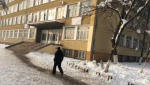Мъж наби момиче в столично училище