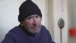 Младежи спасиха бездомник от глад и измръзване