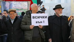 С пукнато стъкло на НС завърши рехавият протест пред парламента