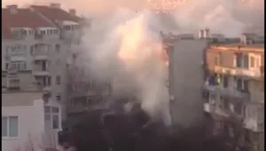 Голям пожар в жилищен блок във Варна