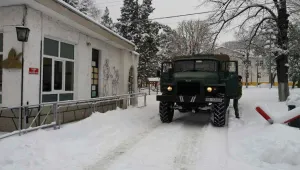 Полицаи и военни чистят снега във Враца и Русе
