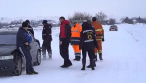 Доброволци спасяват хора в снега в Северозападна България 