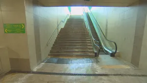 Вода и неприятни миризми в една от новите метростанции