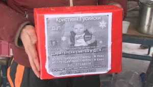 Младежи от Дупница събраха пари на Богоявление и ги дариха за лечението на болно дете