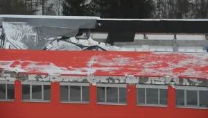 Покривът на спортна зала в Чехия се срути по време на мач