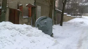 Село затрупано с боклуци заради снежната блокада