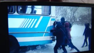Ученици бутаха закъсал автобус в мездренско село