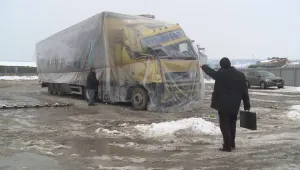Почерпен тираджия отнесе няколко автомобила и 