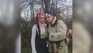 Как кукерският фестивал „Сурва” в Перник събра двама влюбени