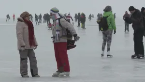 Езерото Балатон в Унгария се превърна в ледена пързалка (ВИДЕО)