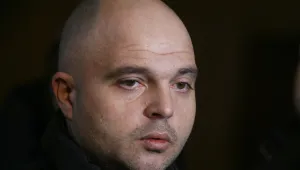 Главсекът на МВР: Нямаме право да влизаме в Партийния дом, не закъсняхме с платнището