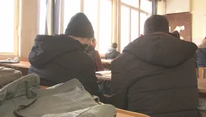 Деца учат на студено в професионална гимназия във Враца