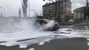 Кола се запали на кръстовището на “Сливница” и “Христо Ботев” в София (СНИМКИ)