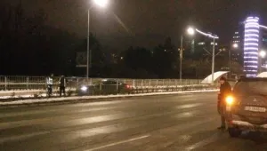 Луксозен автомобил „паркира” на трамвайните релси в София