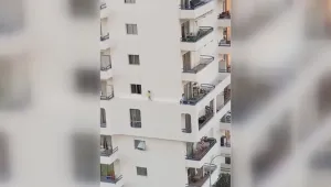 Малко дете се разходи необезпокоявано по перваза на четвъртия етаж (ВИДЕО)