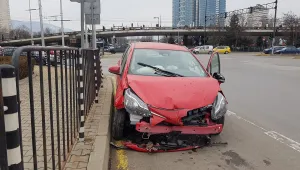 Катастрофа затруднява движението при НДК 