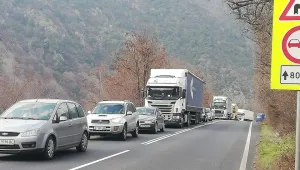 Пожар на сграда до пътя затруднява трафика между Симитли и Кресна