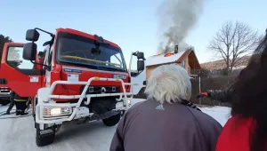 Пожарникари спасиха възрастна жена от горяща къща